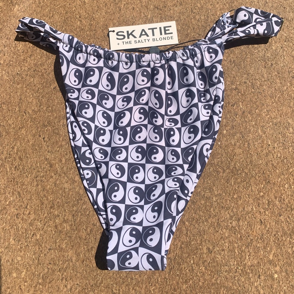 Skatie ying yang print black and white bottoms. XL Size